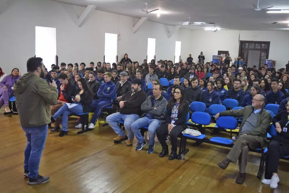 Pense fora da caixa reúne mais de 200 alunos do ensino médio de Rio Negro